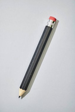 Ekstra büyük tahta bir kalemin stüdyo fotoğrafı.