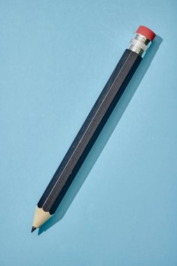 Ekstra büyük tahta bir kalemin stüdyo fotoğrafı.