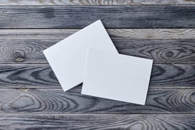 Kartvizitlerin stüdyo fotoğrafı.