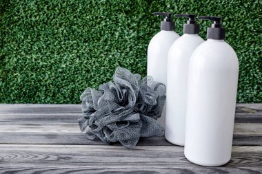 Vücut losyonu şişelerinin stüdyo fotoğrafı.