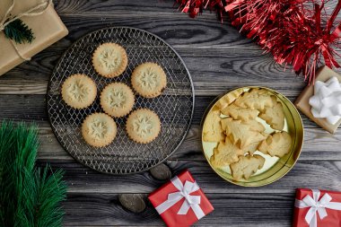 Noel meyveli turtalarının stüdyo fotoğrafı.