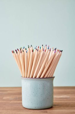 Okul eşyalarının stüdyo fotoğrafı.