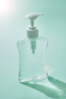 Temiz el dezenfektanının stüdyo fotoğrafı.