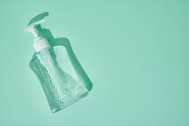 Temiz el dezenfektanının stüdyo fotoğrafı.