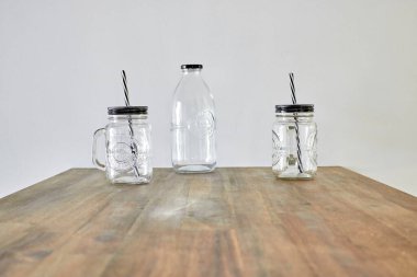 Bir kafe masasının stüdyo fotoğrafı.