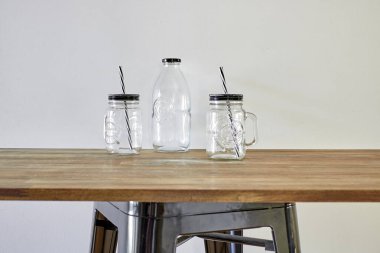 Bir kafe masasının stüdyo fotoğrafı.