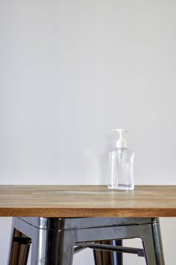 Temiz el dezenfektanının stüdyo fotoğrafı.