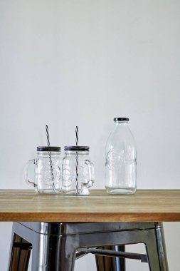 Bir kafe masasının stüdyo fotoğrafı.