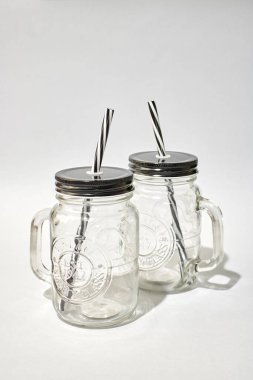 Eski model cam bardak içerken çekilmiş bir fotoğraf.