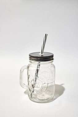 Eski model cam bardak içerken çekilmiş bir fotoğraf.