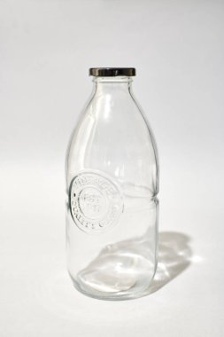 Eski model cam bardak içerken çekilmiş bir fotoğraf.