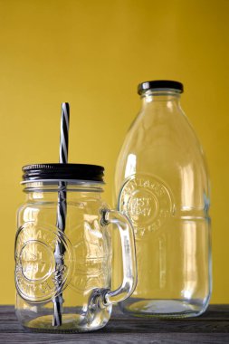 Eski model cam bardak içerken çekilmiş bir fotoğraf.