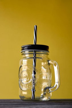 Eski model cam bardak içerken çekilmiş bir fotoğraf.