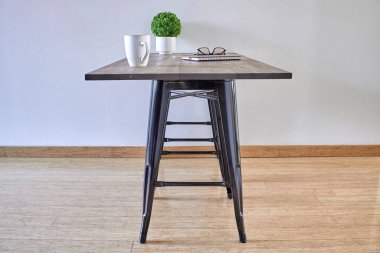 Bir ofis kurulumunun fotoğrafı.