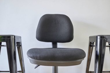 Siyah bir ofis sandalyesinin stüdyo fotoğrafı.