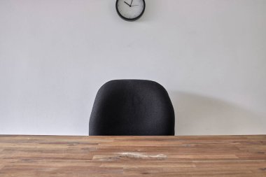 Siyah bir ofis sandalyesinin stüdyo fotoğrafı.