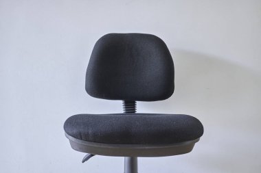 Siyah bir ofis sandalyesinin stüdyo fotoğrafı.