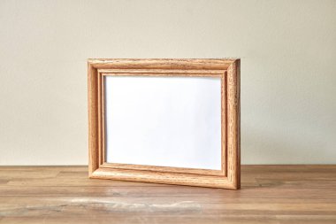 Kereste fotoğraf çerçevesinin stüdyo fotoğrafı.