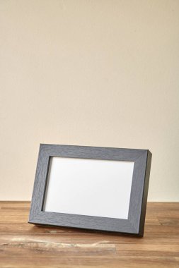 Siyah bir fotoğraf çerçevesinin stüdyo fotoğrafı.