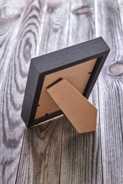 Siyah bir fotoğraf çerçevesinin stüdyo fotoğrafı.