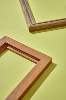 Kereste fotoğraf çerçevesinin stüdyo fotoğrafı.