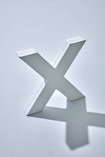 Студийное фото символа x