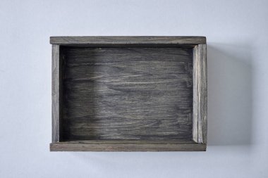 Siyah tahta bir kutunun stüdyo fotoğrafı.