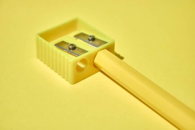 Kalem açacağının stüdyo fotoğrafı.