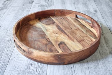 Tahta bir kahve tepsisinin stüdyo fotoğrafı.