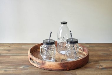 Tahta bir kahve tepsisinin stüdyo fotoğrafı.