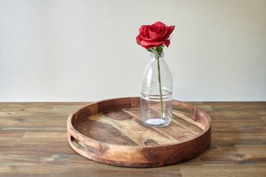 Tahta bir kahve tepsisinin stüdyo fotoğrafı.