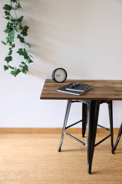 Yapay bir sarmaşık sarmaşığının stüdyo fotoğrafı.