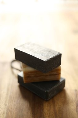 Bir kalıp sabunun stüdyo fotoğrafı.