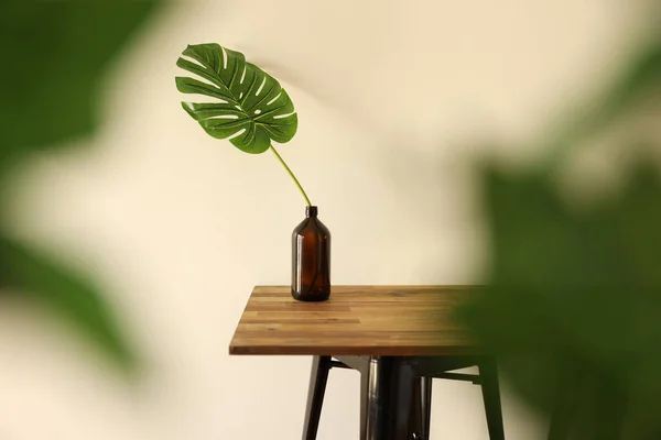 Hojas Tropicales Monstera Sobre Fondo Madera — Foto de Stock