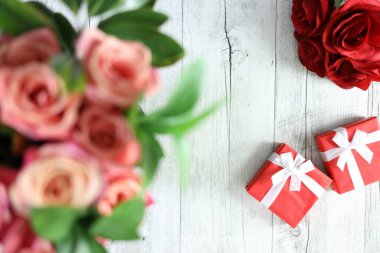 Hediye çiçeklerinin stüdyo fotoğrafı.