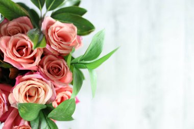 Bir buket çiçeğin stüdyo fotoğrafı.