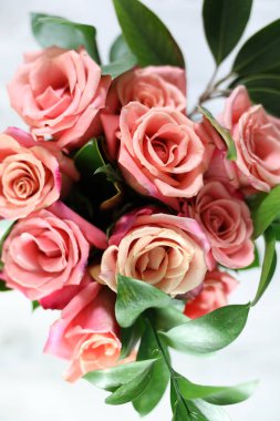 Bir buket çiçeğin stüdyo fotoğrafı.