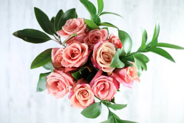 Bir buket çiçeğin stüdyo fotoğrafı.