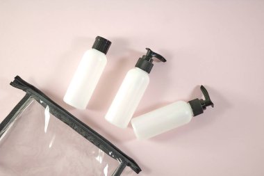 Bir komedi seyahat çantasının stüdyo fotoğrafı.