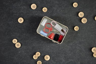 Dikiş setinin stüdyo fotoğrafı.