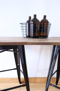 Kahverengi şarap şişelerinin stüdyo fotoğrafı.