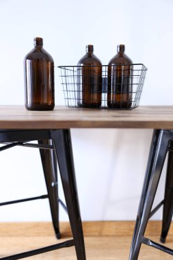 Kahverengi şarap şişelerinin stüdyo fotoğrafı.