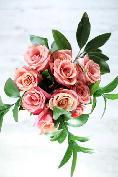 Bir buket çiçeğin stüdyo fotoğrafı.