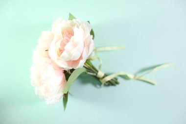 Bir buket çiçeğin stüdyo fotoğrafı.