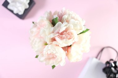 Bir buket çiçeğin stüdyo fotoğrafı.