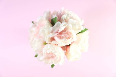 Bir buket çiçeğin stüdyo fotoğrafı.