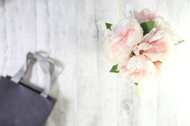 Bir buket çiçeğin stüdyo fotoğrafı.