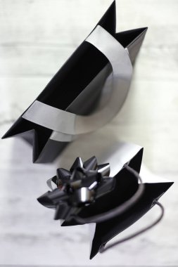 Siyah bir hediye çantasının stüdyo fotoğrafı.