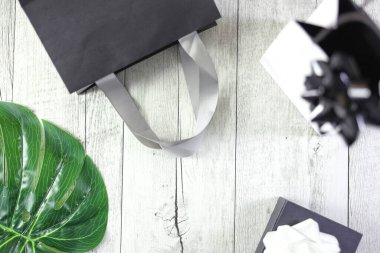 Siyah bir hediye çantasının stüdyo fotoğrafı.