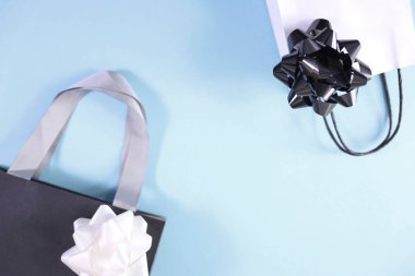 Siyah bir hediye çantasının stüdyo fotoğrafı.